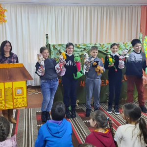 Teatrul de păpuşi organizat de către cadrele didactice și elevi în gimnaziul „Grigore Vieru”