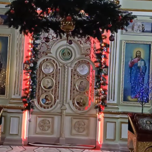 Elevii au împodobit bradul și au decorat biserica